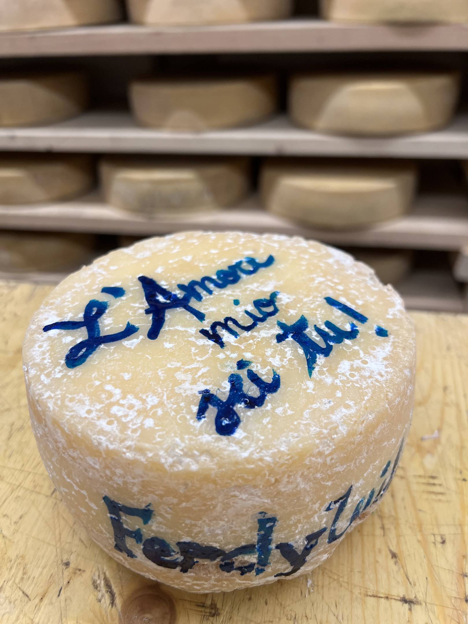 Formaggio Mini Hay e bottiglia di vino