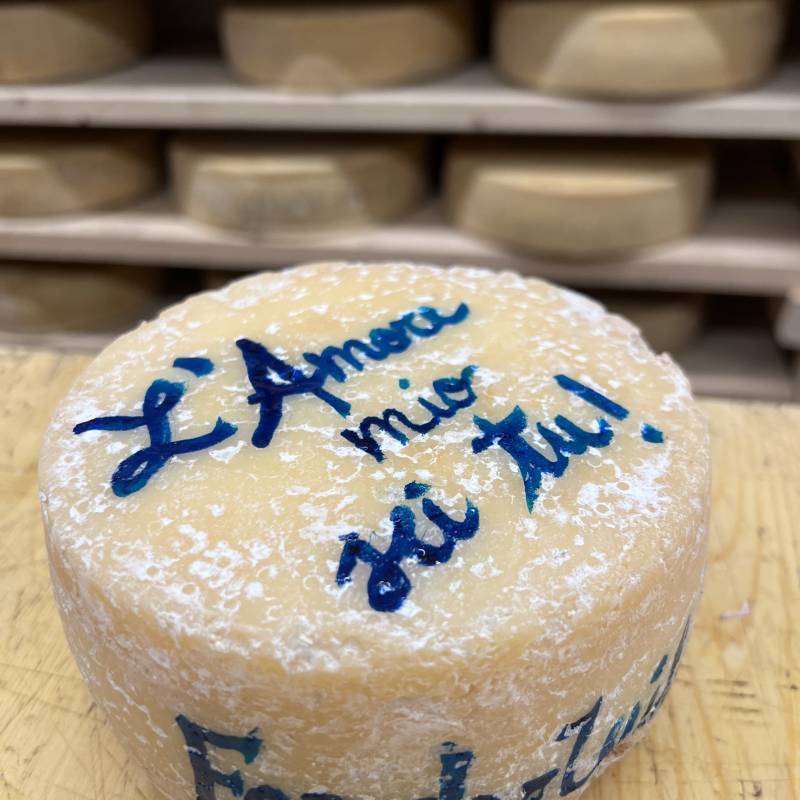 Formaggio Mini Hay e bottiglia di vino