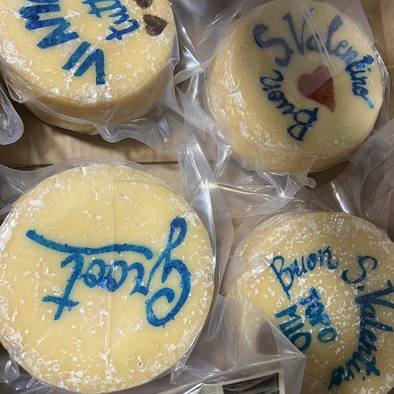 Formaggio Mini Hay e bottiglia di vino